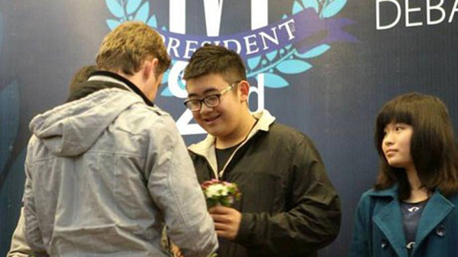 Xuân Thắng nhận giải thưởng vinh danh trong đêm CK “Ivy President 2nd”.