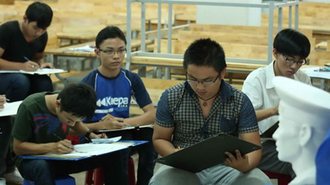 Thí sinh dự thi môn năng khiếu vào Trường ĐH Kiến trúc TP.HCM. Năm nay, nhiều trường khác dự kiến cũng sẽ thi năng khiếu - Ảnh: Đào Ngọc Thạch