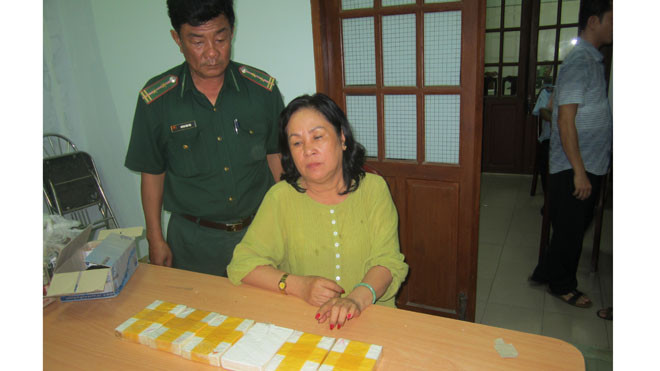 Đối tượng Bé cùng tang vật. Ảnh Đồn biên phòng