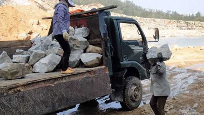 Những hòn đá nặng hàng yến, chỉ một sơ sẩy cũng khiến các nữ phu đá gặp nạn. Vất vả, nguy hiểm, nhưng ngày nối ngày các chị vẫn phải gắng sức để mưu sinh. 