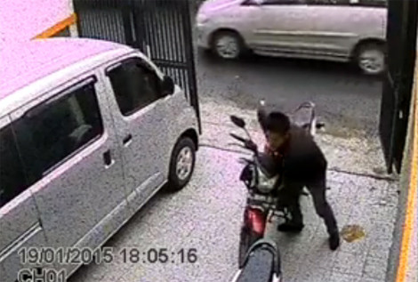 Tên trộm toát mồ hôi bẻ khóa xe máy giữa ban ngày