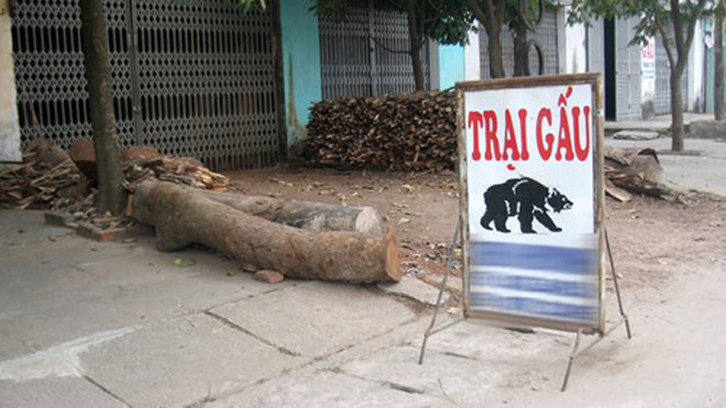  Một tấm biển được chưng ngay giữa đường để khách tiện thấy.