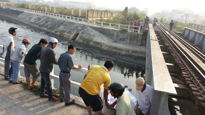 Khu vực cầu đường sắt nơi nạn nhân đứng và bị tàu tông văng xuống suối