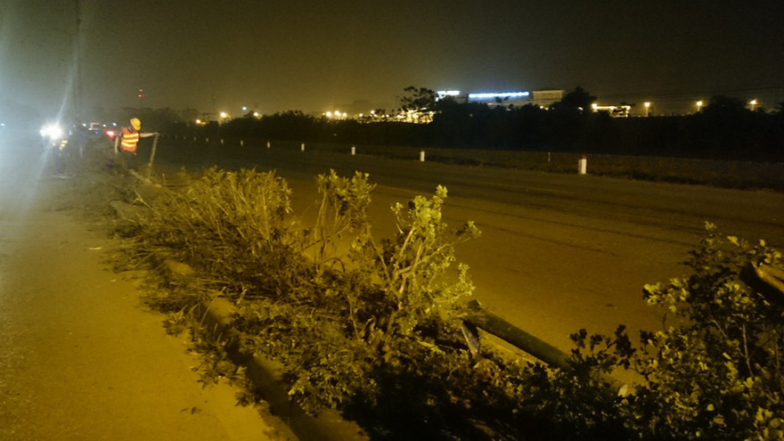 Hàng rào sắt bị chiếc xe ủi tung. Ảnh: Thanh Hà.