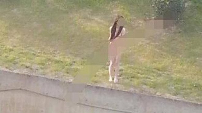 Cô gái khỏa thân đứng trên bờ trước khi gieo mình xuống làn nước lạnh. Ảnh: China.org.cn