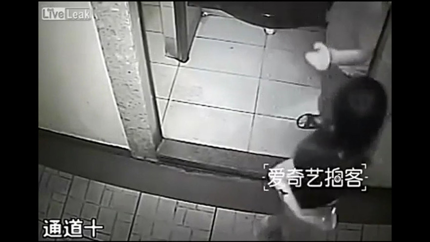 Clip 'yêu râu xanh' xông vào nhà vệ sinh hãm hiếp cô gái