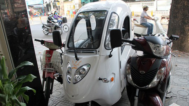 Xe ô tô điện có kiểu dáng gọn, nhẹ đang được ra bán với giá 45-55 triệu đồng/ chiếc.