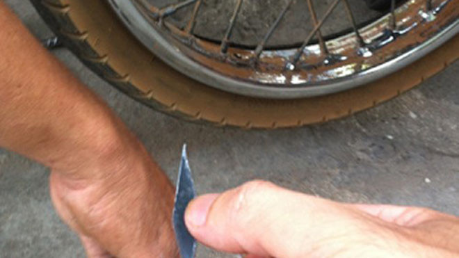 Những cây đinh được "sản xuất" chủ ý để "bẫy" xe máy.