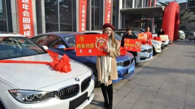 Bốn nhân viên xuất sắc được nhận phần thưởng Tết là xe hơi. 