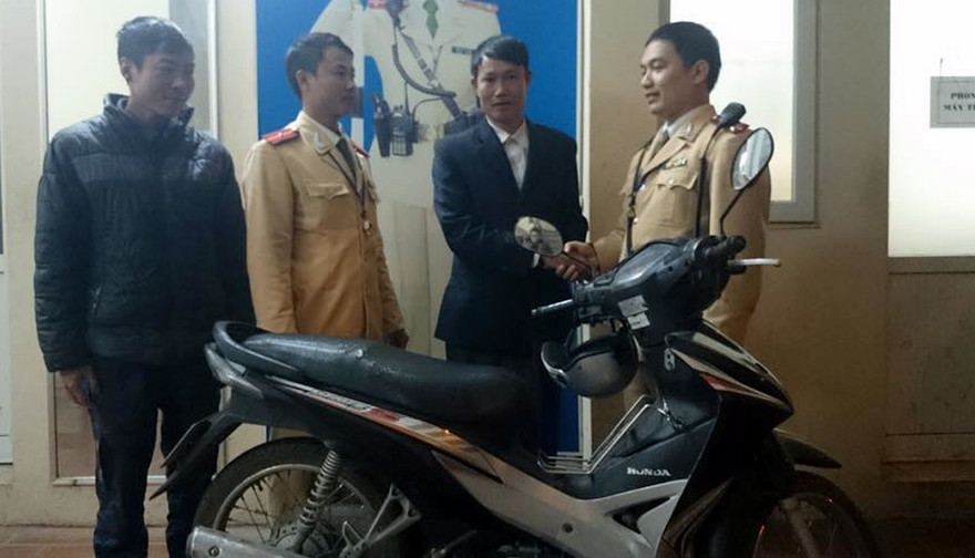Anh Hóa vui mừng nhận lại chiếc xe từ các chiến sĩ CSGT Đội 1.