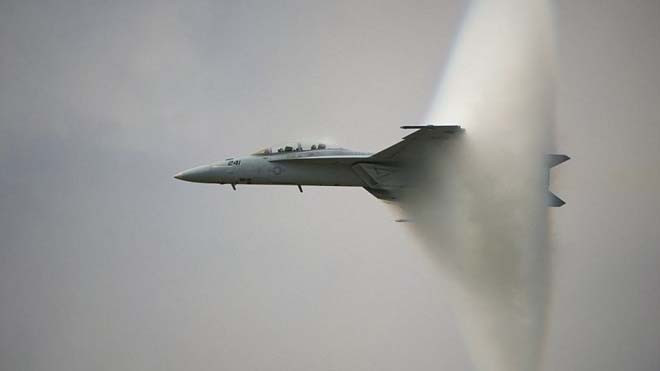Máy bay chiến đấu tạo ra một cái nón từ hơi nước.