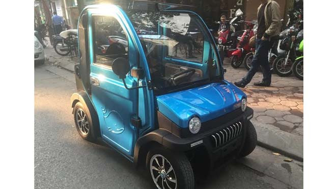 Mẫu ôtô điện hai chỗ ngồi xuất hiện trên đường phố Hà Nội. Ảnh: Danh Sơn.