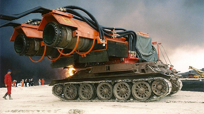 Xe tăng chữa cháy cõng 2 động cơ phản lực của máy bay MIG 21.