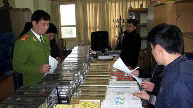 Lực lượng Cảnh sát kinh tế kiểm đếm các lô hàng lậu bị phát hiện, tịch thu.