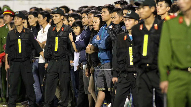 Khán giả tràn xuống đứng ở đường piste sân Pleiku - Ảnh: Khả Hòa