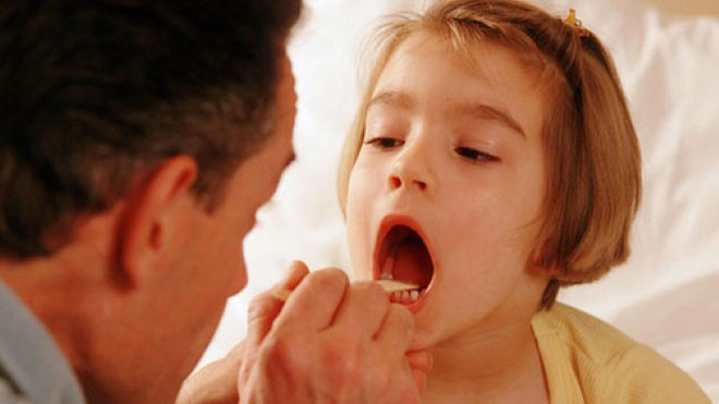 Việc dùng thuốc để điều trị phải tuân theo chỉ định của bác sĩ khám bệnh, không nên tự chuẩn đoán bệnh hoặc tự mua thuốc để điều trị cho mình và người nhà tránh một số biến chứng không đáng có xảy ra.