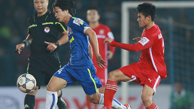 Được trở về sân nhà, Công Phượng (xanh) và các đồng đội rất quyết tâm có được chiến thắng để giải toả áp lực. Ảnh: Lâm Thoả.