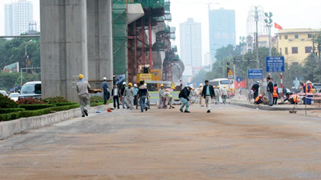 Dầu tràn ra đường Trần Phú được phủ cát chống trơn trượt. Ảnh: Bá Đô.