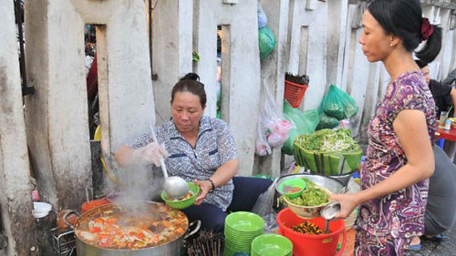 Theo quy định mới, các quán ăn vỉa hè đều phải nộp thuế thu nhập cá nhân - Ảnh: Đức Minh