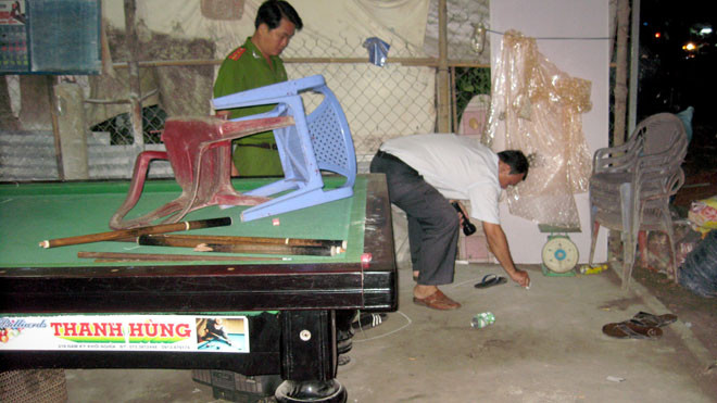 Cơ quan chức năng đang khám nghiệm hiện trường.