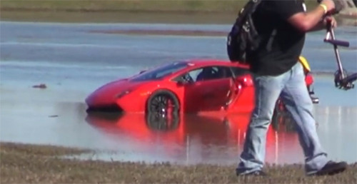 Siêu xe nằm dưới hồ sau khi lạc tay lái trên đường đua drag. Ảnh từ video.