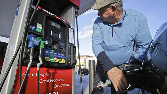 Lần đầu tiên trong vòng hơn 5 năm, người tiêu dùng Mỹ nhìn thấy giá xăng trung bình xuống 2,19 USD mỗi gallon (tương đương 12.450 đồng một lít nếu quy ra tiền Việt).