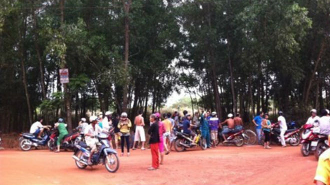 Nhiều người dân hiếu kỳ tụ tập quanh hiện trường.