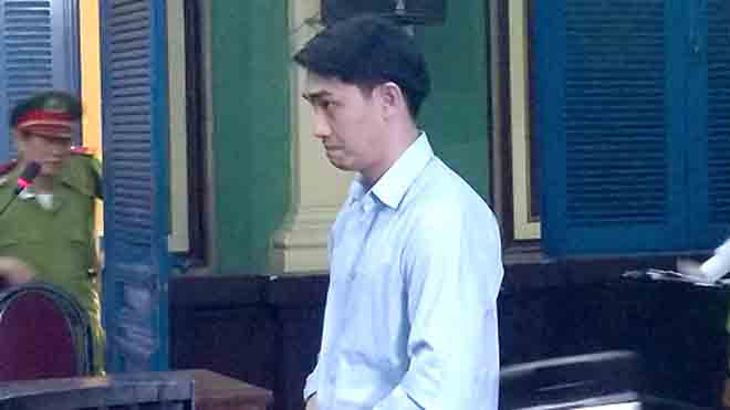 Bị cáo Tony kêu oan cho rằng không cướp nhẫn kim cương của bị hại chỉ thừa nhận lấy 2 chiếc điện thoại. Ảnh: H. D.