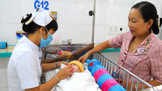 Bé C. đang được các bác sĩ Bệnh viện Nhi đồng Đồng Nai chăm sóc