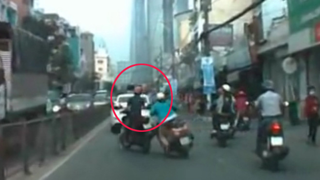 Giật dây chuyền táo tợn trên đường phố Sài Gòn