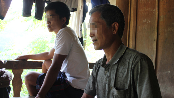 Con dâu, con gái bị bán sang Trung Quốc, vợ vì thương nhớ các con mà ngã bệnh rồi mất, 3 cha con, ông cháu ông Cụt Phò S. chật vật chăm sóc lẫn nhau.