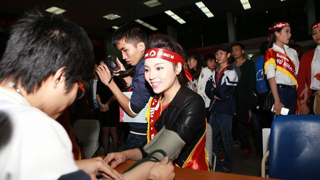 Hoa hậu Nguyễn Cao Kỳ Duyên hiến máu sáng 25/1.