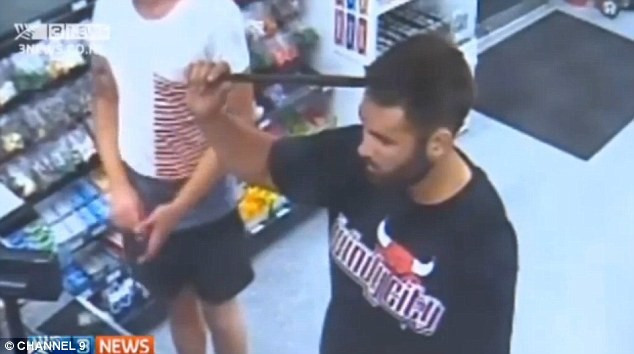 Thanh sắt găm sâu vào đầu nạn nhân khi anh bước vào trạm xăng. Ảnh: Channel 9