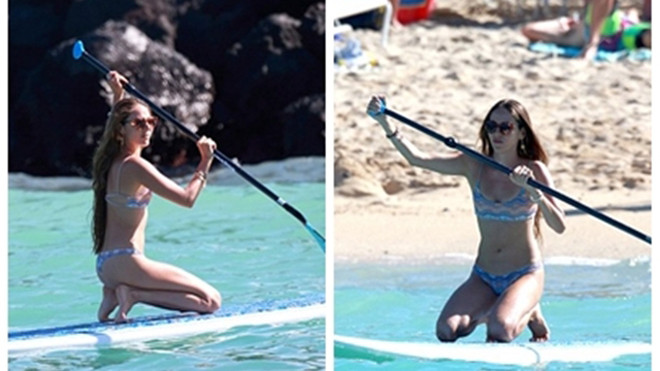 Siêu mẫu người châu Á nổi bật với áo tắm 2 mảnh sặc sỡ.