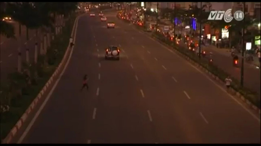 TP HCM: Lấn đường ô tô để tập thể dục, đạp xe