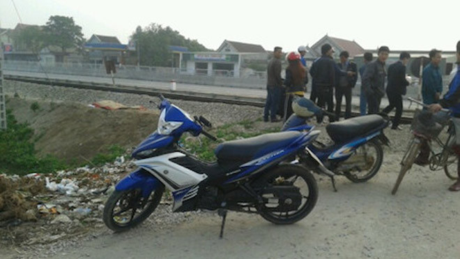 Người dân hiếu kỳ kéo đến xem vụ tai nạn.