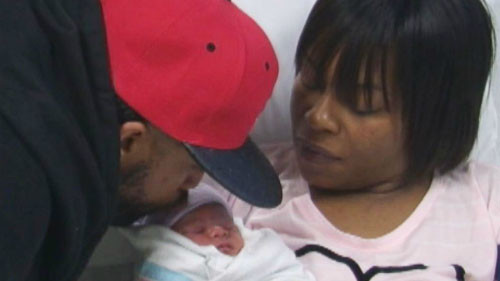 Bé Autumn trong vòng tay bố mẹ - vợ chồng anh Raheen Stover và chị Qiana Stover sau khi chào đời ngày 1/1/2015. Ảnh minh họa: Abcnews.go.com.