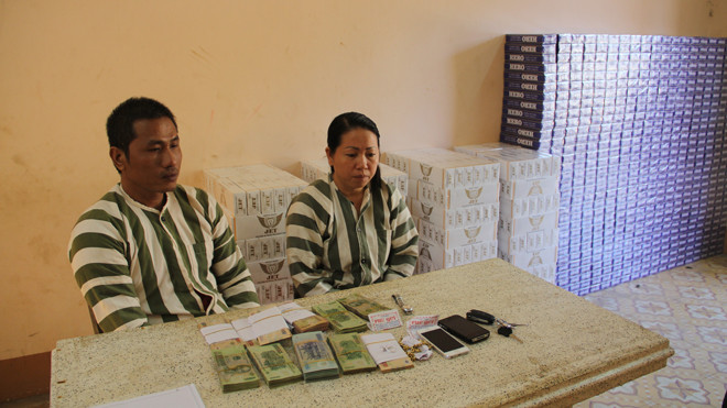 Hai nghi can Tiến và Loan cùng tang vật tại cơ quan điều tra. Ảnh CA cung cấp