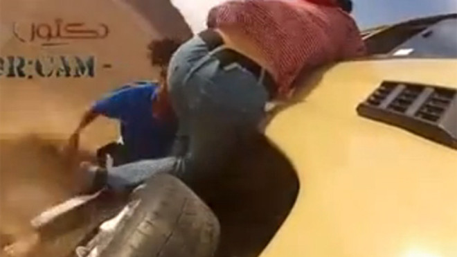 Rơi khỏi xe khi 'trổ tài' thay lốp ôtô đang chạy