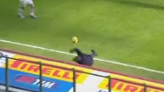 HLV Mancini té ngã sau khi hứng trọn cú sút bóng của học trò