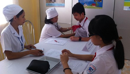 Khám sàng lọc trước tiêm chủng cho trẻ em tại trường . (nguồn: Internet)