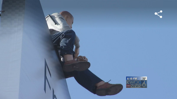 Ma-nơ-canh 'đòi tự tử', cảnh sát hộc tốc đến cứu