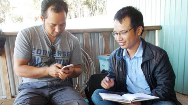 Siu Hril (bên trái) - người thầy của đồng bào dân tộc Jrai.