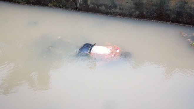 Phát hiện nam thanh niên chết dưới mương