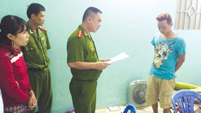 Cơ quan Công an đọc lệnh bắt một đối tượng liên quan đến vụ việc.