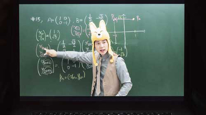 Cha Kil-yong là giáo viên toán trực tiếng nổi tiếng ở Hàn Quốc. Cha thường ăn mặc đôi chút khác thường mỗi lần lên hình giảng bài để thu hút sự chú ý của học sinh. Ảnh: Shin Woong-jae/The Washington Post.