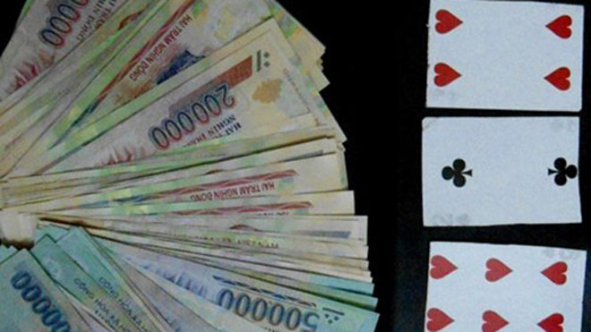 Bắt nhóm cờ bạc bịp chung chi tiền cho lái xe khách