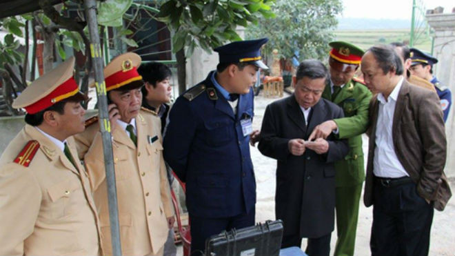 Chủ tịch tỉnh Hà Tĩnh Võ Kim Cự (thứ ba từ phải sang) cùng các lực lượng liên ngành tham gia kiểm tra thực trạng xử lý xe quá khổ, quá tải, hết hạn kiểm định vào sáng 3/1. Ảnh: Tiến Hiệp.