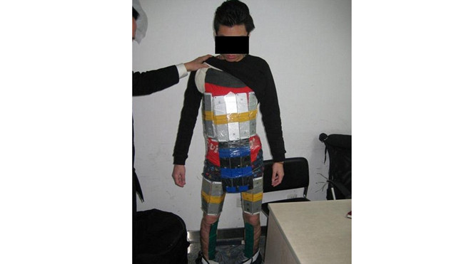 Kẻ buôn lậu bị bắt với 94 chiếc iPhone trên người 