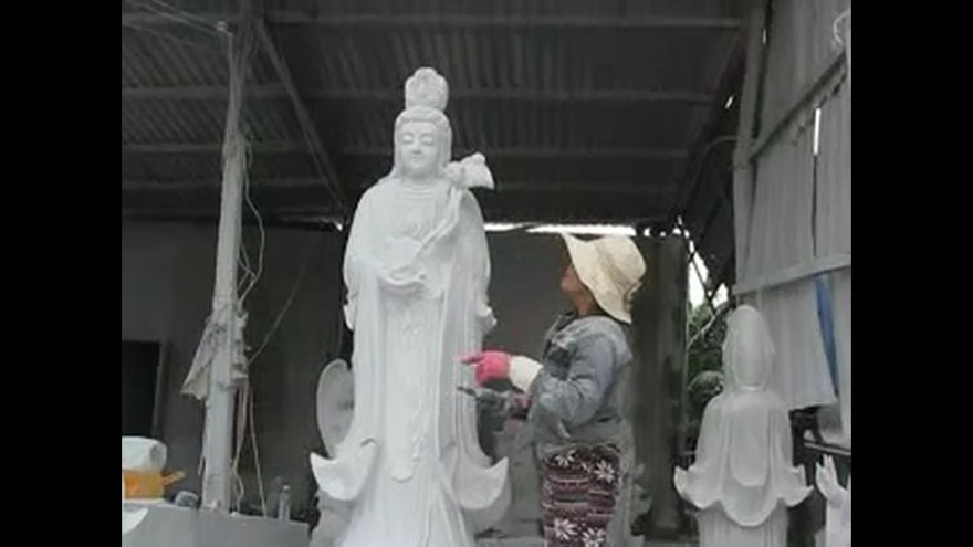 Người phụ nữ tạc tượng duy nhất ở làng đá Non Nước